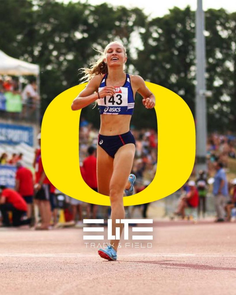Emilie Girard, à l'arrivée d'une course en compétition. Un grand O jaune, le logo de l'Université d'Oregon, et le logo de ELITE TRACK & FIELD, sont présents sur l'image.