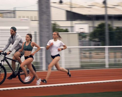 Mathilde Sénéchal et Emilie Girard, en pleine course sur une piste d'athlétisme pendant une séance d'entrainement.